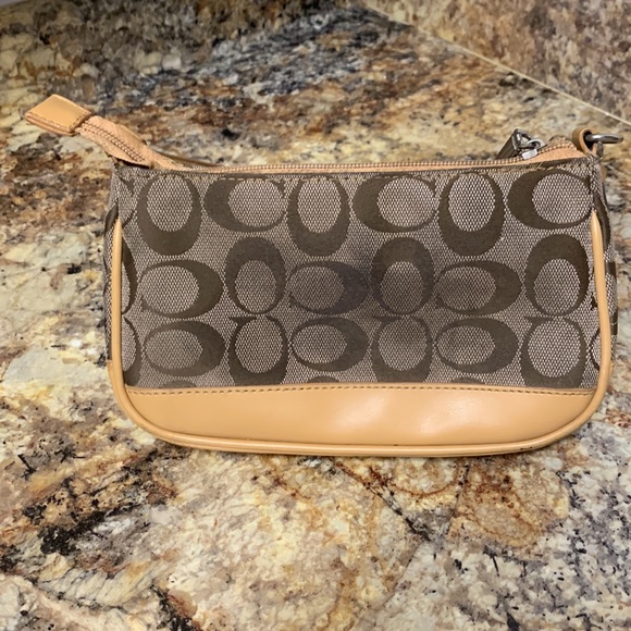 Classic Coach Small Handbag 👜 - Picture 2 of 4